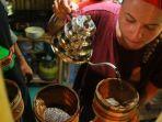 olandia-karolina-filipowska-meracik-kopi-santan-di.jpg