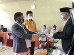 ombas-dedy-saat-menyerahkan-berkas-pendaftaran-di-kantor-kpu-toraja-utara.jpg