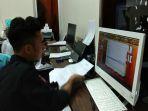 operator-situng-kpu-majene-sedang-mengentry-data-perolehan-suara.jpg
