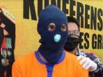 otak-pembunuhan-pria-berjimat-mat-mola-jebpar-ditampilkan-dalam-paparan-di-polres-gresik-jatim.jpg