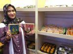 owner-chocotrend-triyani-bersama-produk-andalannya.jpg