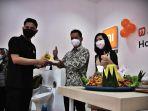 owner-pt-alcom-benny-malonda-bersama-owner-pt-top-cellular-suzilia-setiawan-1.jpg