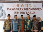 pageran-diponegoro-gelar-haul-di-pekuburan_20170109_003235.jpg<pf>haul-pangeran-diponegoro-dari-pepadi-sulsel-di-hotel-losari-beach-makassar_20170109_003950.jpg<pf>pangeran-diponegoro-dari-pepa_20170109_004157.jpg