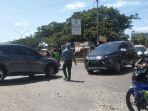 pak-ogah-mengarahkan-kendaraan-di-jl-hertasning-makassar-11020-siang-2.jpg