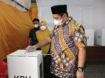 pakai-batik-motif-lontara-chaidir-syam-nyoblos-di-tps-10-pettuadae.jpg