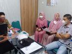 panit-2-propam-polda-sulsel-aiptu-mukyadi-sedang-mengambil-keterangan-jumriati-selaku-pelapor.jpg