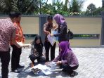panitia-membakar-soal-tes-tertulis-calon-panwascam-luwu-utara_20170927_172624.jpg