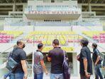 panitia-piala-menpora-atau-loc-di-solo-sedang-melakukan-simulasi-prokes-di-stadion-manahan-solo.jpg