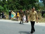 panwaslu-kabupaten-luwu-utara-membersihkan-alat-peraga-kampanye-apk_20180624_144219.jpg
