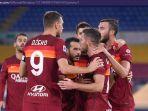para-pemain-as-roma-merayakan-gol-ke-gawang-benevento.jpg
