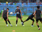 para-pemain-muda-psm-mengikuti-latihan-perdana-di-stadion-mattoanging.jpg