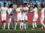 para-pemain-real-madrid-mengerubungi-toni-kroos-setelah-sukses-membobol-gawang-eibar-1.jpg