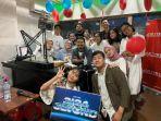 para-penyiar-dan-kru-radio-madama-foto-bersama-saat-merayakan-hut-ke-33-radio-madama.jpg
