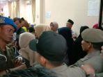 para-personel-satpol-pp-menjaga-pintu-dan-melarang-wartawan.jpg