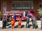 para-petugas-damkar-dan-kodim-1408-makassar-saat-akan-melakukan-penyemprotan-disinfektan.jpg