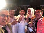 pasangan-fatma-dan-doamu-berswafoto-usai-debat-kandidat-belum-lama-ini_20180510_150644.jpg