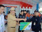 pati-maros-hatta-rahman-menyerahkan-kartu-bpjs-ke-ke.jpg