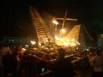 pawai-obor-peringati-hari-paskah-di-jalan-poros-kota-rantepao.jpg