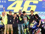 pebalap-italia-valentino-rossi-berpose-dengan-anggota.jpg