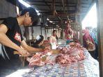 pedagang-daging-sapi-di-pasar-lakessi-Parepare-Senin-2762022-siang.jpg