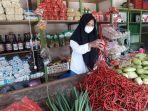 pedagang-milenial-di-pasar-sentral-sinjai-sedang-memilah-cabe-keriting.jpg