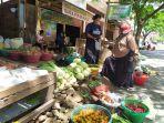 pedagang-sayur-acce-saat-melayani-pembeli-di-pasar-baru-bantaeng-senin-23112020.jpg