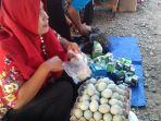pedagang-telur-di-pasar-tradisional-suli.jpg