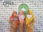 pegawai-bkpsdm-sinjai-berfoto-di-lokasi-tempat-berfoto-cpns-tahun-2020-lalu-di-sinjai.jpg