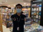 pegawai-gramedia-mari-memperlihatkan-buku-pergurun-tinggi-sabtu-1192021.jpg