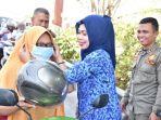pegawai-kantor-camat-panakkukang-makassar-bagi-bagi-masker.jpg