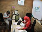 pegawai-melayani-nasabah-di-bank-syariah-indonesia-bsi-usai-peresmian-di-makassar2.jpg