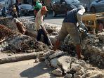 pekerja-sedang-menggali-untuk-memasang-pipa-air-pdam-yang-baru-di-jl-toddopuli-raya.jpg