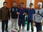 pelaku-memperlihatkan-pake-sabu-sabu-yang-ditemukan-petugas-rutan-majene.jpg