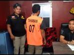pelaku-saat-berada-di-ruangan-kasat-reskrim-polres-mamuju.jpg