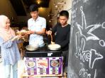 pelanggan-membeli-kue-joker_20151116_113915.jpg