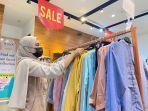 pelanggan-sedang-mencari-baju-di-tenant-hava-nipah-sabtu-152021.jpg