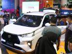 pelanggan-sedang-mengamati-fitur-dari-toyota-all-new-veloz-beberapa-waktu-lalu.jpg