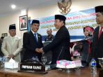 pelantikan-dan-pengambilan-sumpah-legislator-pan-enrekang-disman-duma_20171227_151016.jpg