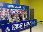 pelatih-Arema-Fc-Fernando-Valente-dan-Gustavo-Almeida-2311.jpg