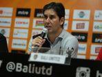 pelatih-bali-united-stevano-cugurra-teco-dalam-sesi-prescon.jpg
