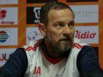 pelatih-madura-united-dejan-antonic-dalam-sesi-prescom.jpg