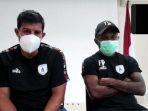 pelatih-persipura-alfredo-vera-bersama-feri-pahabol-27110201.jpg