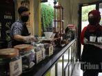 pelayan-kedai-saat-membuat-minuman-kopi-di-kedai-pasar-kopi-1.jpg<pf>pelayan-kedai-saat-membuat-minuman-kopi-di-kedai-pasar-kopi-2.jpg<pf>pelayan-kedai-saat-membuat-minuman-kopi-di-kedai-pasar-kopi-3.jpg<pf>pelayan-kedai-saat-membuat-minuman-kopi-di-kedai-pasar-kopi-4.jpg<pf>pelayan-kedai-saat-membuat-minuman-kopi-di-kedai-pasar-kopi-5.jpg