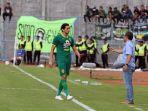 pemain-asing-persebaya-mahmoud-eid-berdiskusi-dengan-pelatih-aji-santoso.jpg