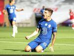 pemain-chelsea-christian-pulisic-mencetak-gol-ke-gawang-arsenal-final-piala-fa.jpg