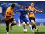 pemain-chelsea-mason-mount-tengah-saat-berusaha-melewati-hadangan-pemain-wolverhampton.jpg