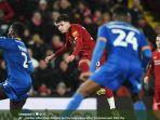 pemain-liverpool-neco-williams-mencoba-melakukan-tembakan.jpg