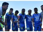 pemain-persib-bandung-mendapatkan-instruksi-dari-asisten-pelatih-yaya-sunarya.jpg