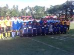 pemain-porda-toraja-utara-berdiri-foto-dengan-pemain-burau-fc-minggu-842018_20180409_100413.jpg