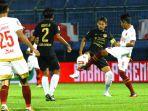 pemain-psm-makassar-berebut-bola-dengan-pemain-psis-semarang.jpg
